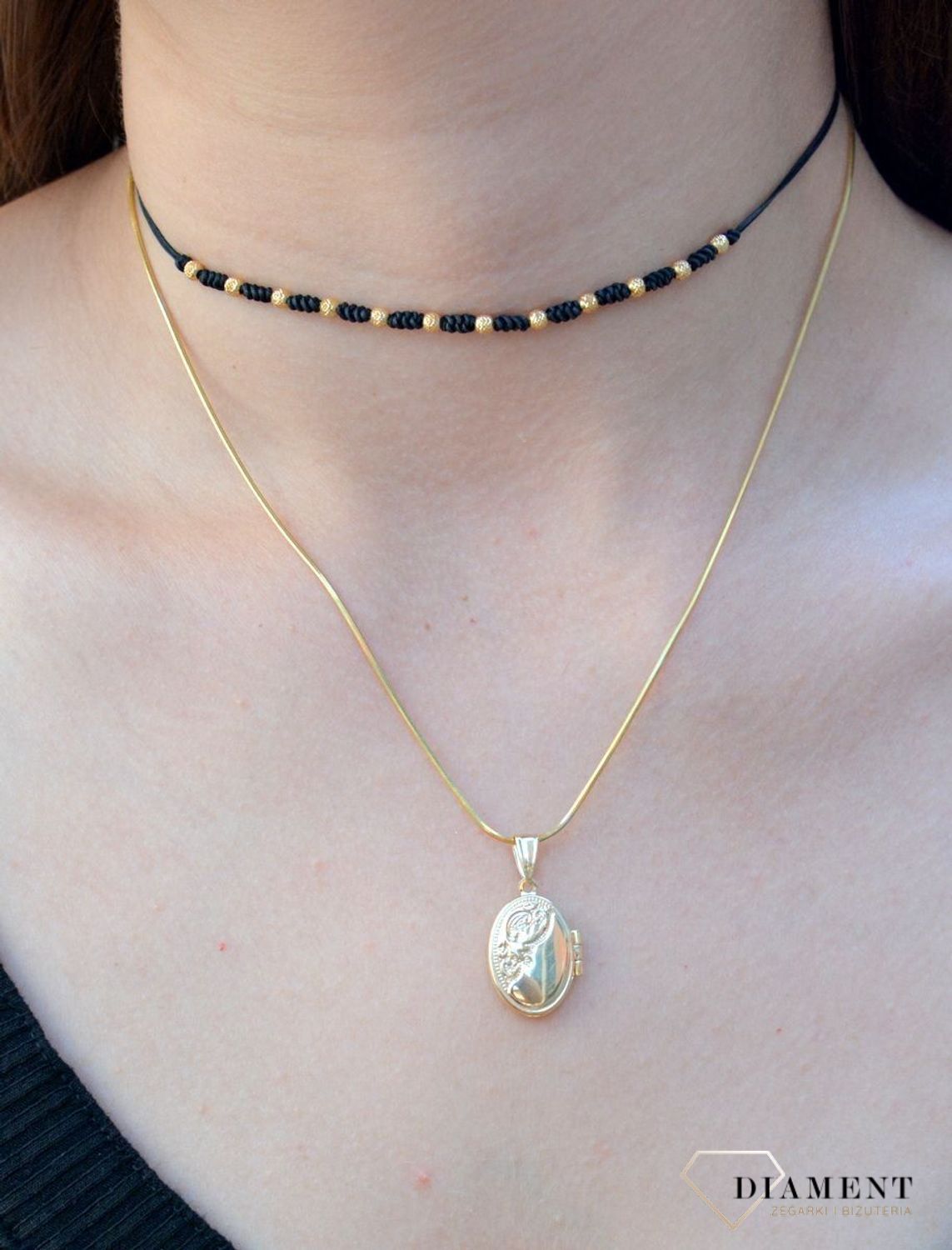 Złota zawieszka 333 owalne puzderko z grawerem  ZA 318A 333. Złota zawieszka puzderko. Złota zawieszka otwierana. Zawieszka na zdjęcie. Zawieszka klasyczna. Zawieszka pamiątka. Złota zawieszka na pre.jpg